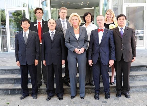 Elisabeth Schaeffler mit ihren Gästen der chinesischen Henan University. Foto: Schaeffler/auto-reporter.net